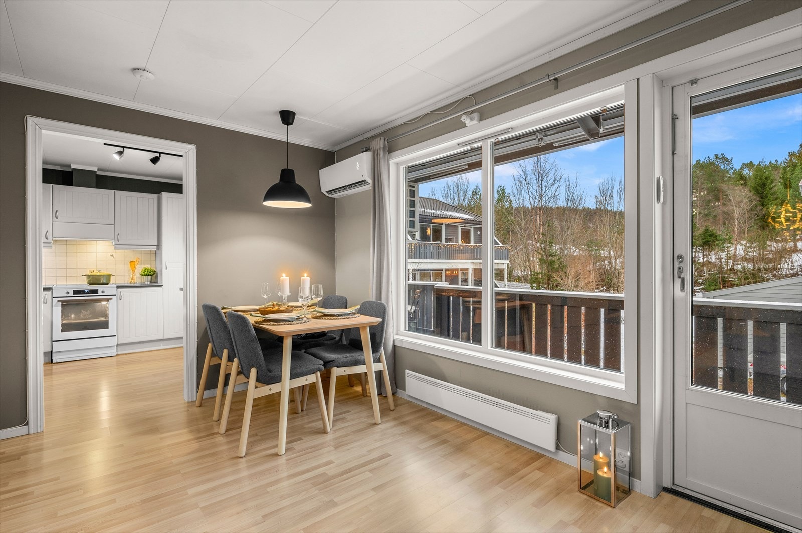 Med installert varmepumpe sikrer du deg både energieffektiv oppvarming og et behagelig inneklima gjennom alle årstider. Galleribilde