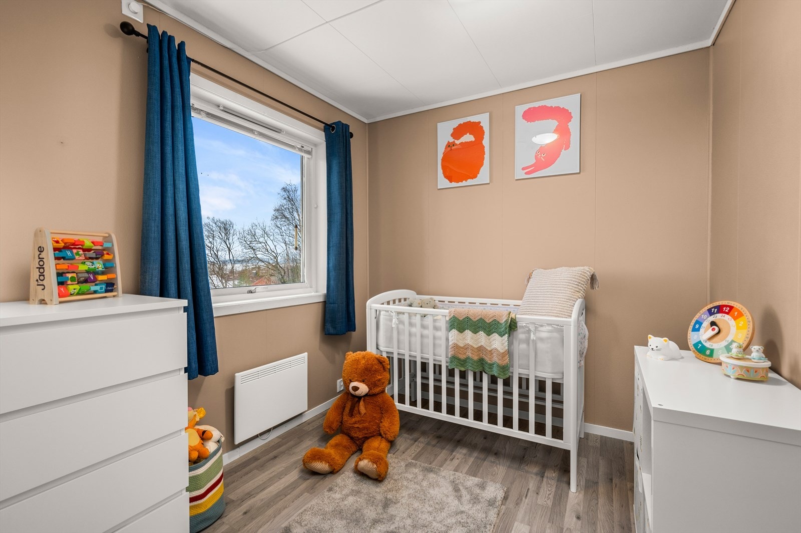 Soverom 2 er målt til 7 m² og har god plass til seng og garderobeløsning. Galleribilde