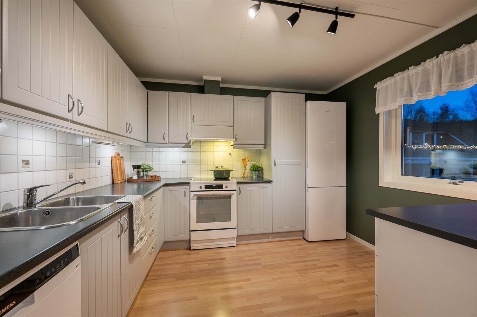 Det romslige kjøkkenet er målt til 9.5 m² og byr på rikelig med skap- og benkeplass. På kjøkkenet har du også god plass til et enkelt spisebord. Galleribilde