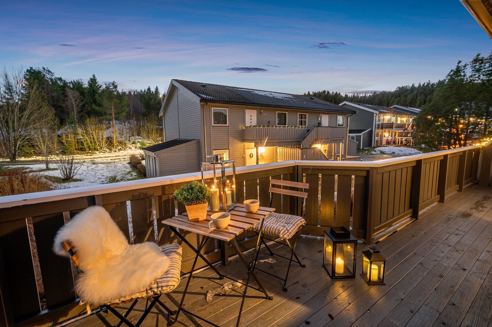 Fra stuen har du direkte utgang til en romslig og sørvendt balkong på hele 13 m², med ypperlige solforhold. Galleribilde