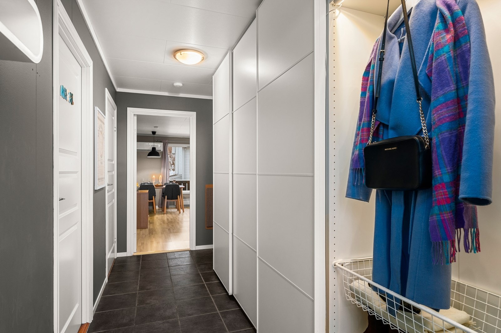 Entréen er målt til 7 m² med en romslig garderobeløsning. Galleribilde