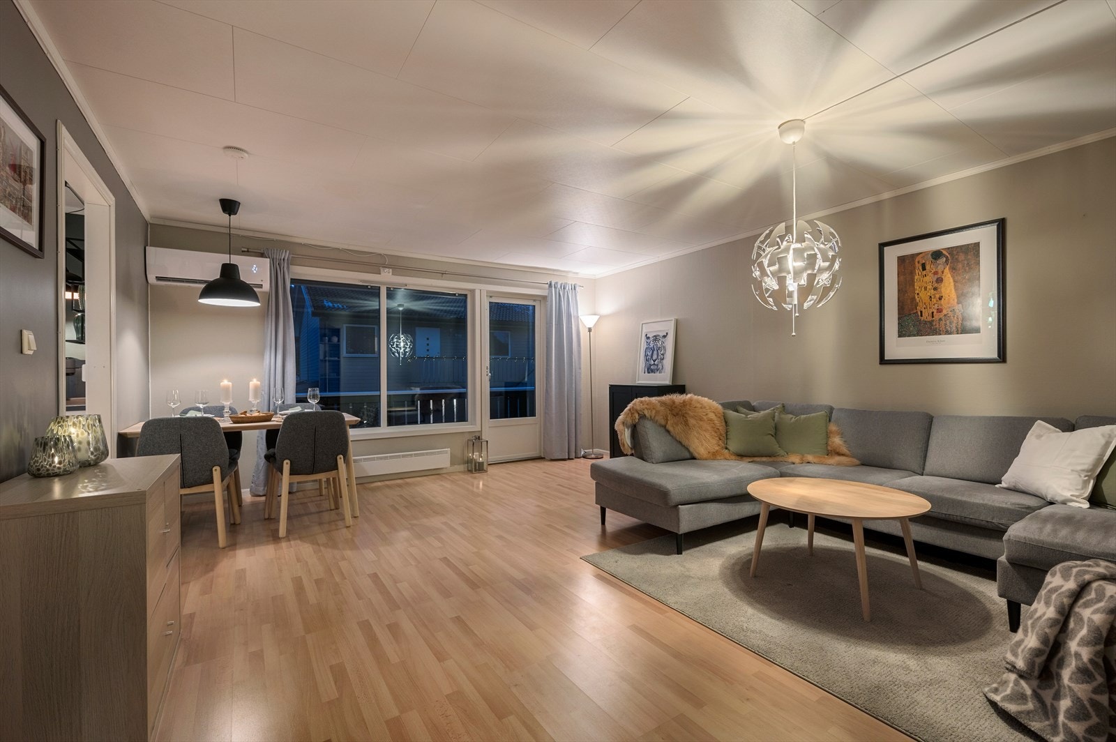 Velkommen til Vikåsen 53D! - En svært innbydende 3-roms selveierleilighet med en sentral og skjermet beliggenhet. Leiligheten fin plassering innerst i blindvei, godt skjermet for trafikk og med marka i umiddelbar nærhet. Galleribilde