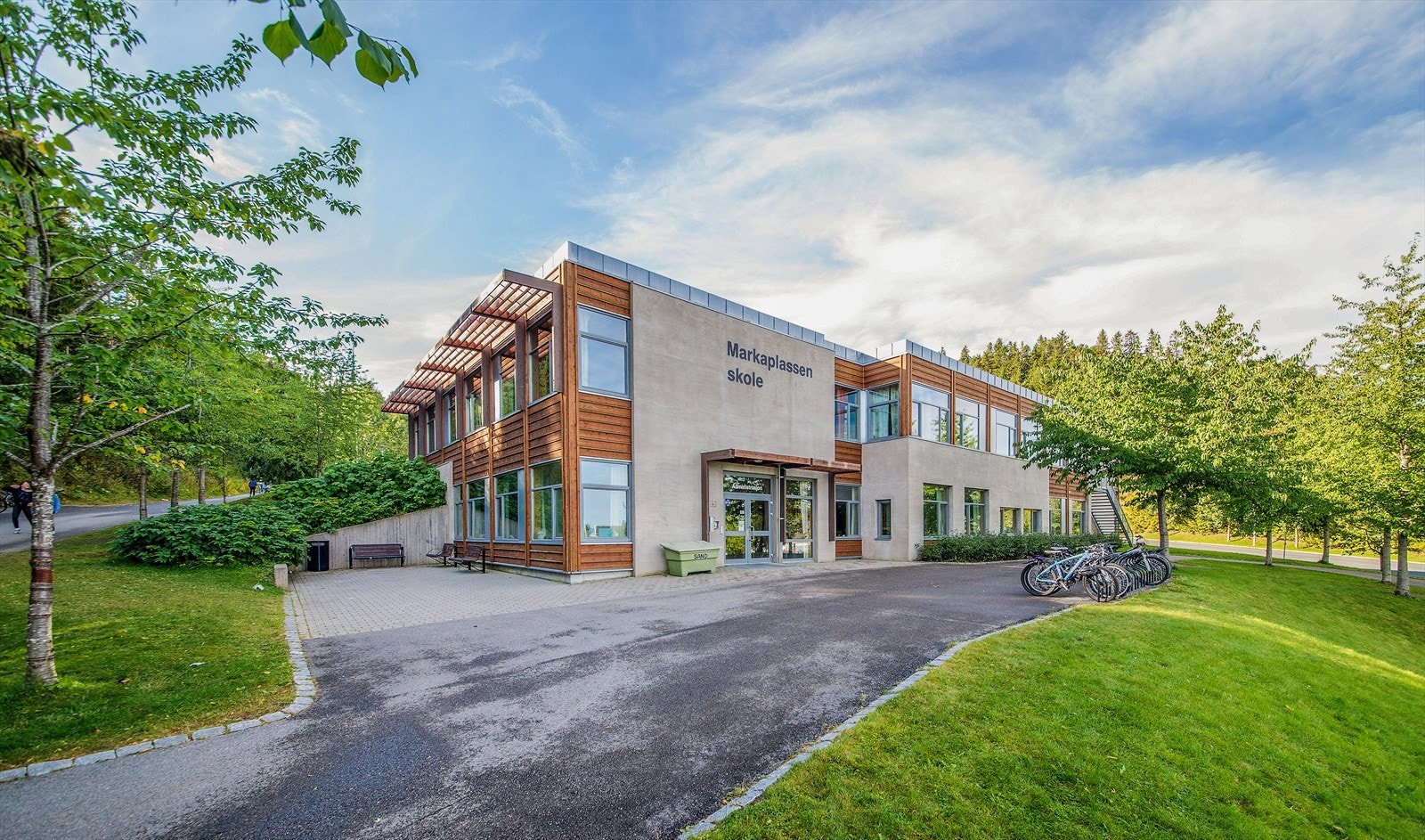 Leiligheten sokner til Vikåsen barneskole og Markaplassen ungdomsskole. Begge skolene ligger i umiddelbar nærhet, noe som gir en trygg og praktisk hverdag for familier med barn. Galleribilde