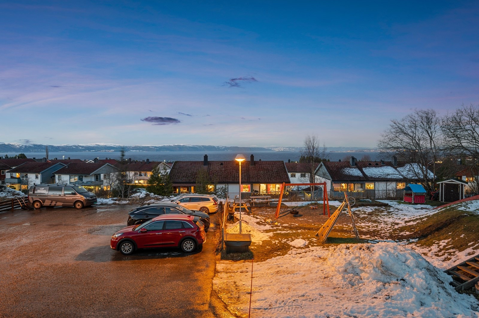 Sameiet har et pent opparbeidet fellesområde med lekeplass, asfaltert parkering, gressplaner m.m. Du har også tilhørende p-plass på felles parkeringsområde. Galleribilde