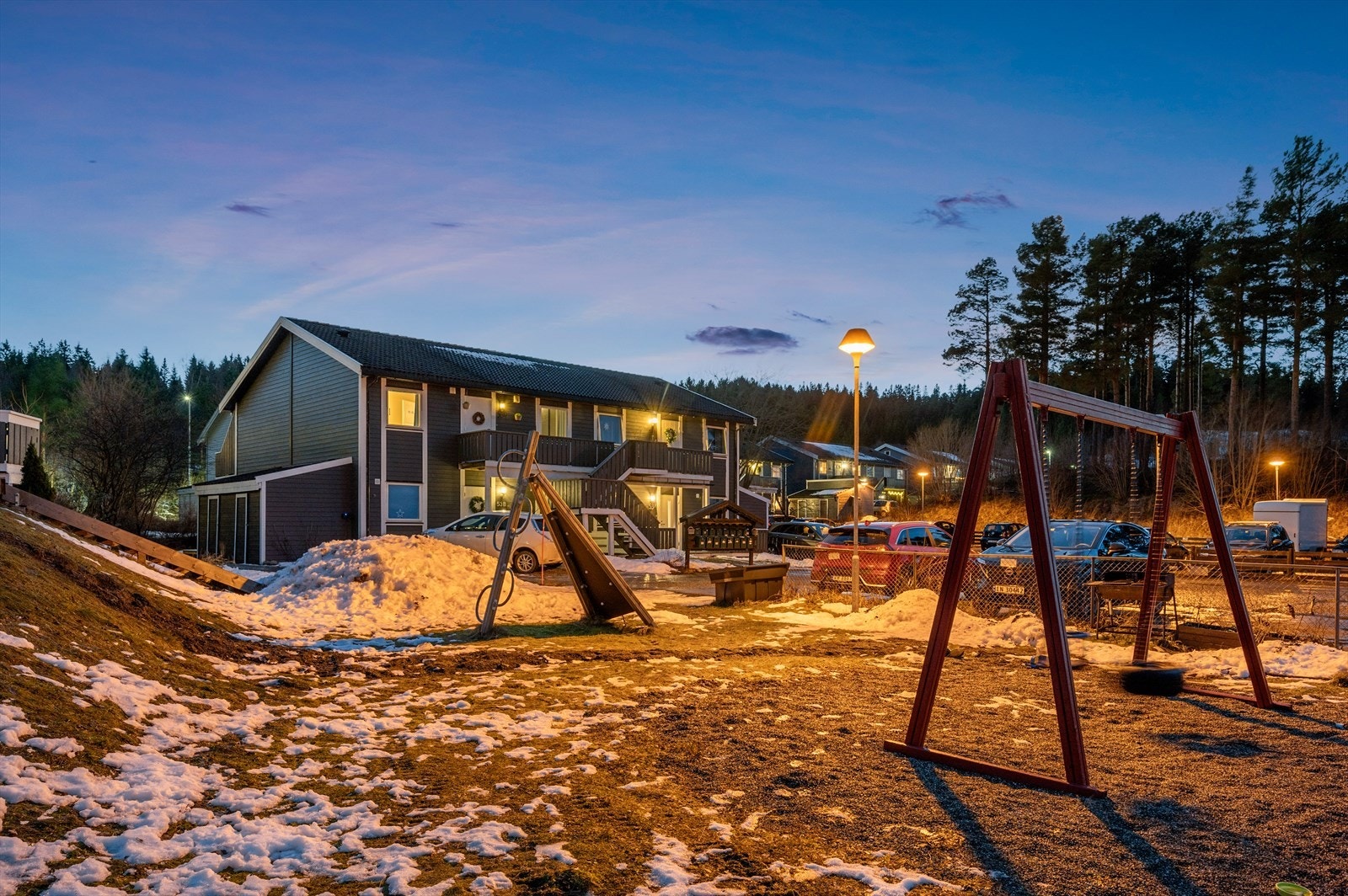 Kun noen hundre meter fra boligen finner du nærmeste dagligvarebutikk, Bunnpris med post i butikk. I tillegg ligger både Rema 1000 Ranheim og Kiwi Humlehaugen innen kort avstand. I nærområdet finner man ellers et godt utvalg av turstier i skog og mark. Galleribilde