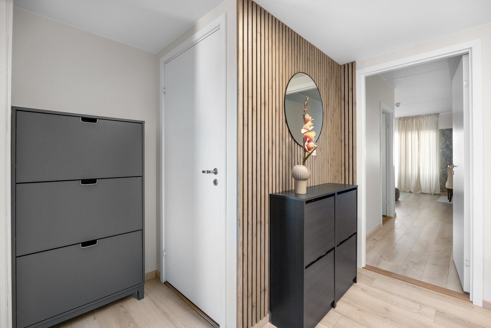 Fra entreen har du praktisk tilgang til innvendig bod hvor alt "rotet" kan gjemmes bort Galleribilde