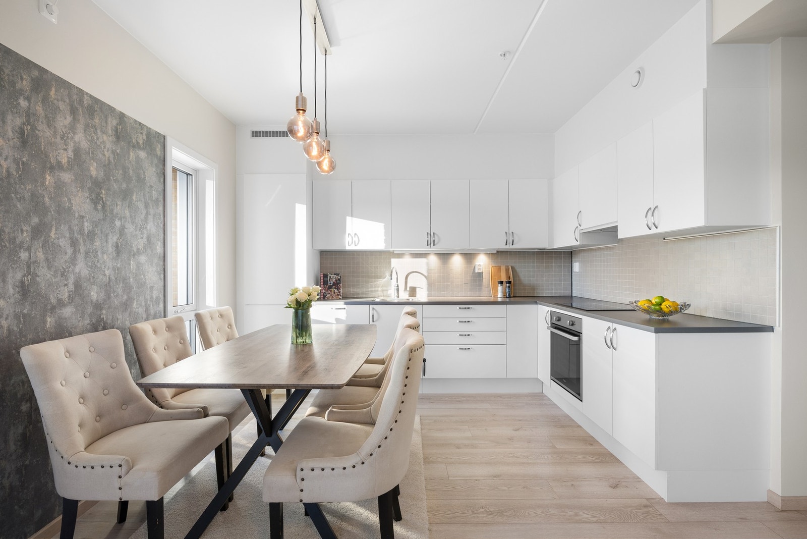 Stilrent Aubo kjøkken fra 2023 med integrerte hvitevarer som induksjonsplatetopp, stekeovn, oppvaskmaskin og kjøl/fryseskaper Galleribilde