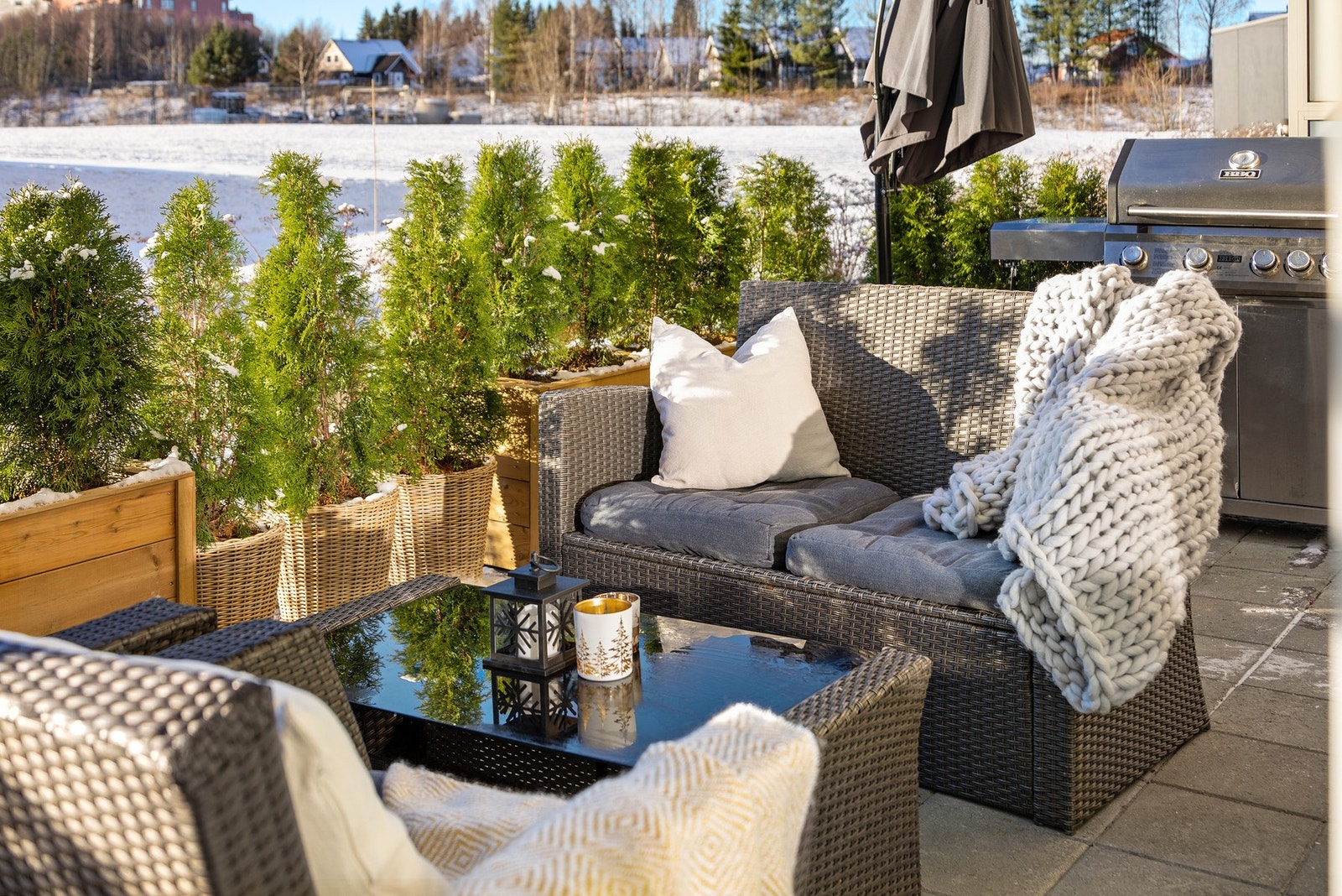 Her sitter du godt på enden av blokka og nyter masse ettermiddags- og kveldssol Galleribilde