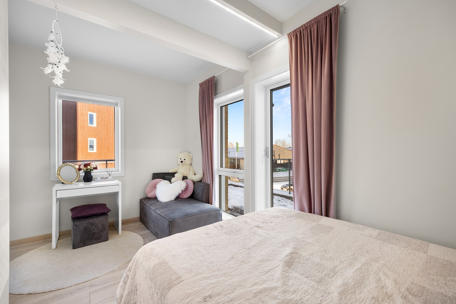 Stilig forhøyet himlingsfelt med ledstriper. Ellers godt med møbleringsplass av det du trenger Galleribilde