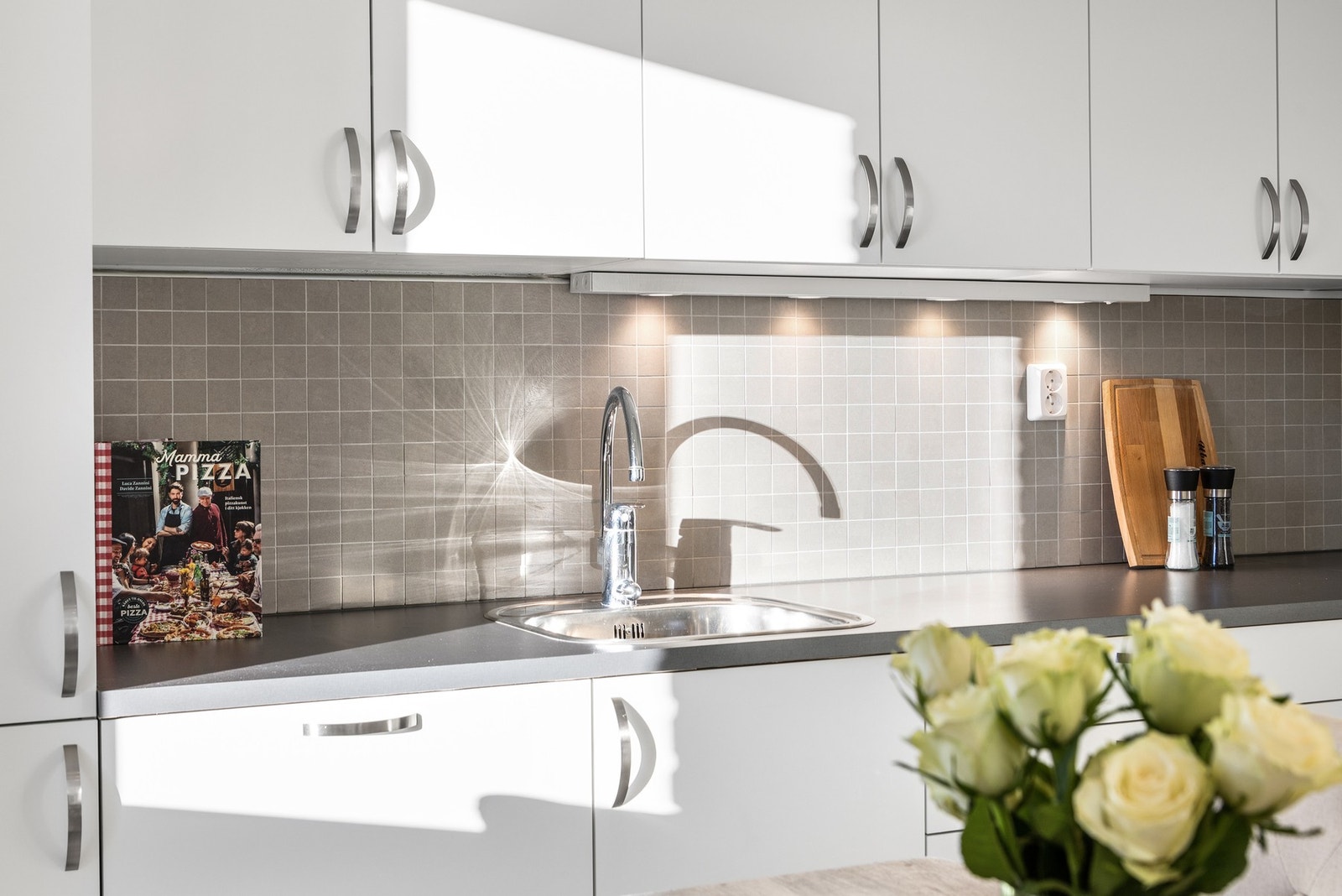 Det er installert komfyrvakt og aquastop/lekkasjevarsler samt flott flisfelt på vegg under overskap Galleribilde