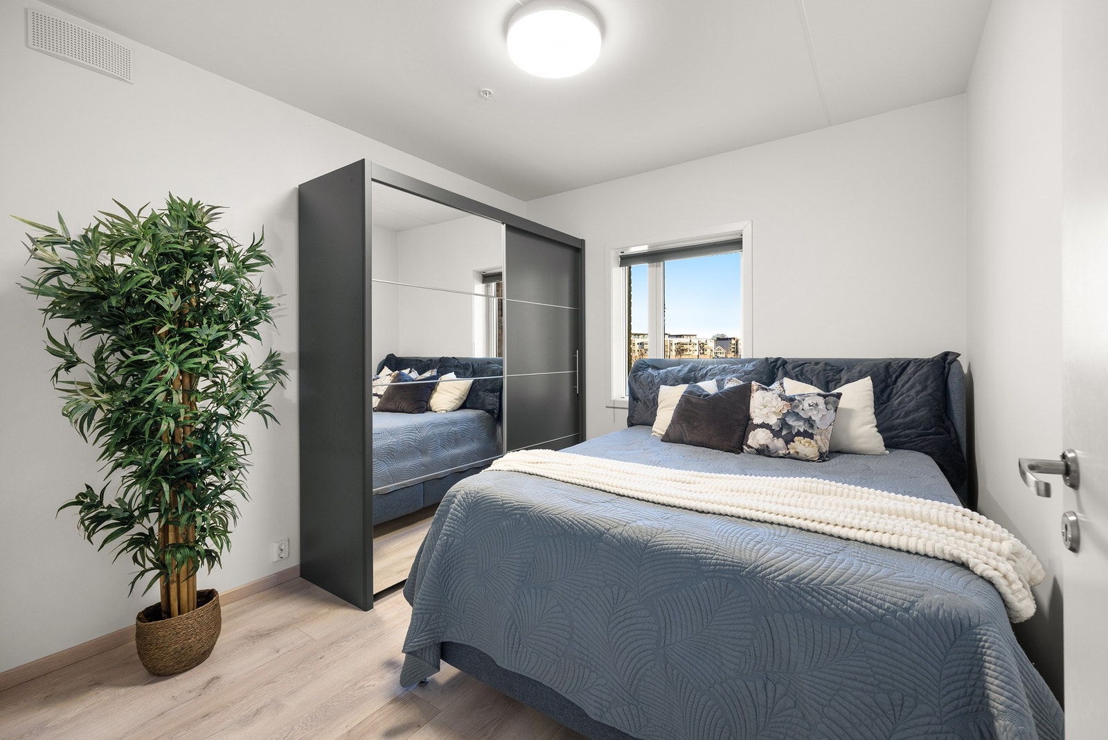 Her får du 3 store soverom.
Soverom 1 med plass til garderobe, dobbeltseng og annen ønsket innredning Galleribilde