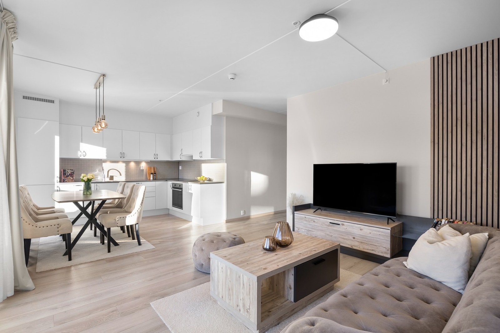 Balansert ventilasjon og vannbåren gulvvarme i alle rom gir jevn og behagelig oppvarming uten å ta veggplass Galleribilde