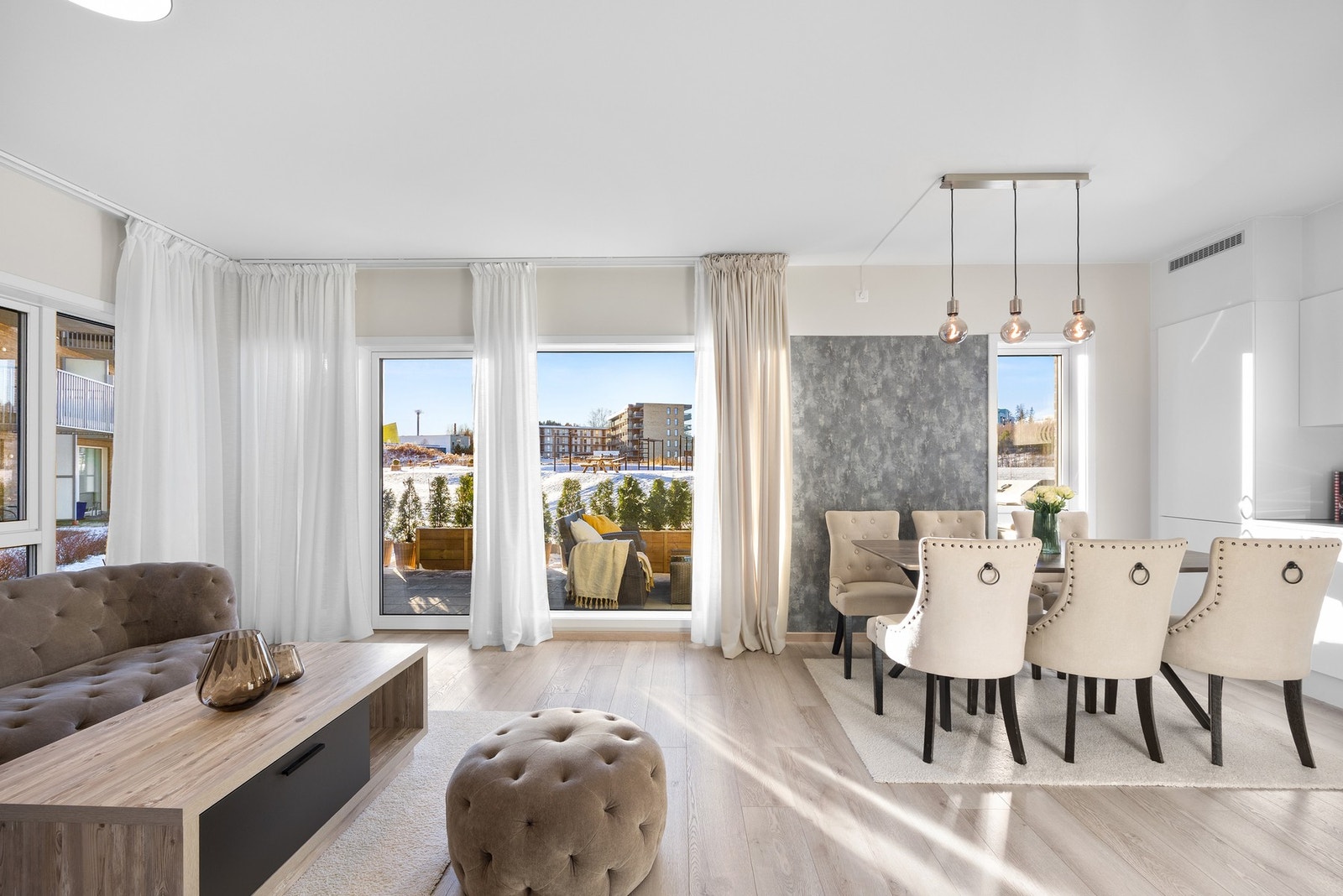 Velkommen inn til en flott og lys 4-roms leilighet med godt naturlig lysinnslipp! Galleribilde