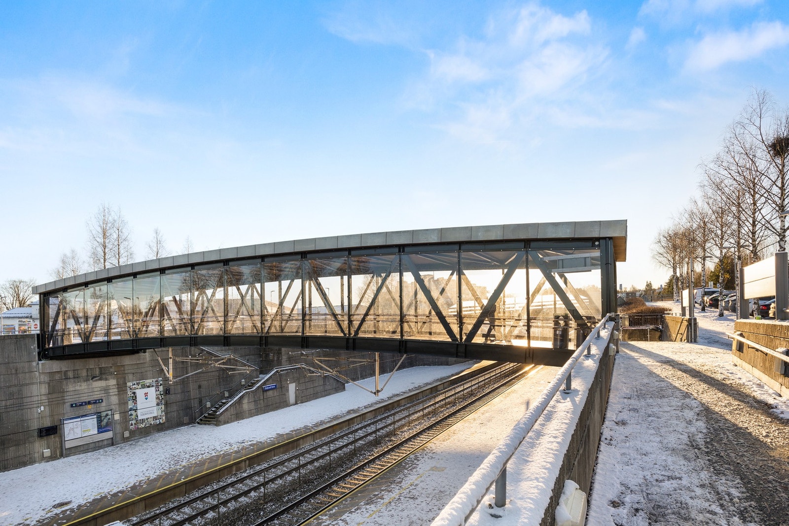 Eidsvoll verk stasjon ligger bare få minutters gange fra boligen med hyppige avganger mot Skien og Kongsberg Galleribilde