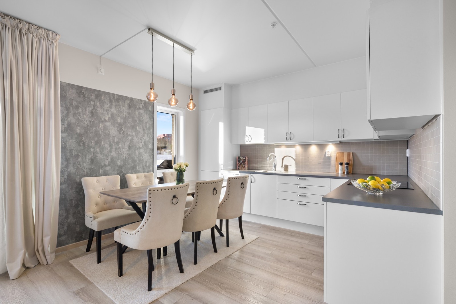 Her er det plass til større spisebord Galleribilde