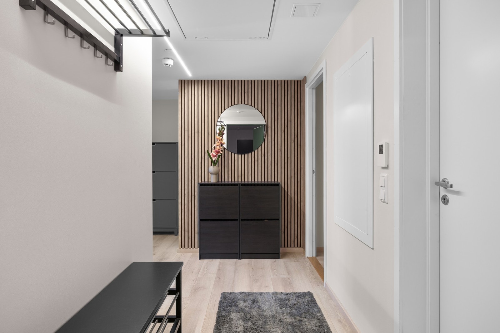 Flott entré med moderne spilevegg og ledstripe i himling Galleribilde