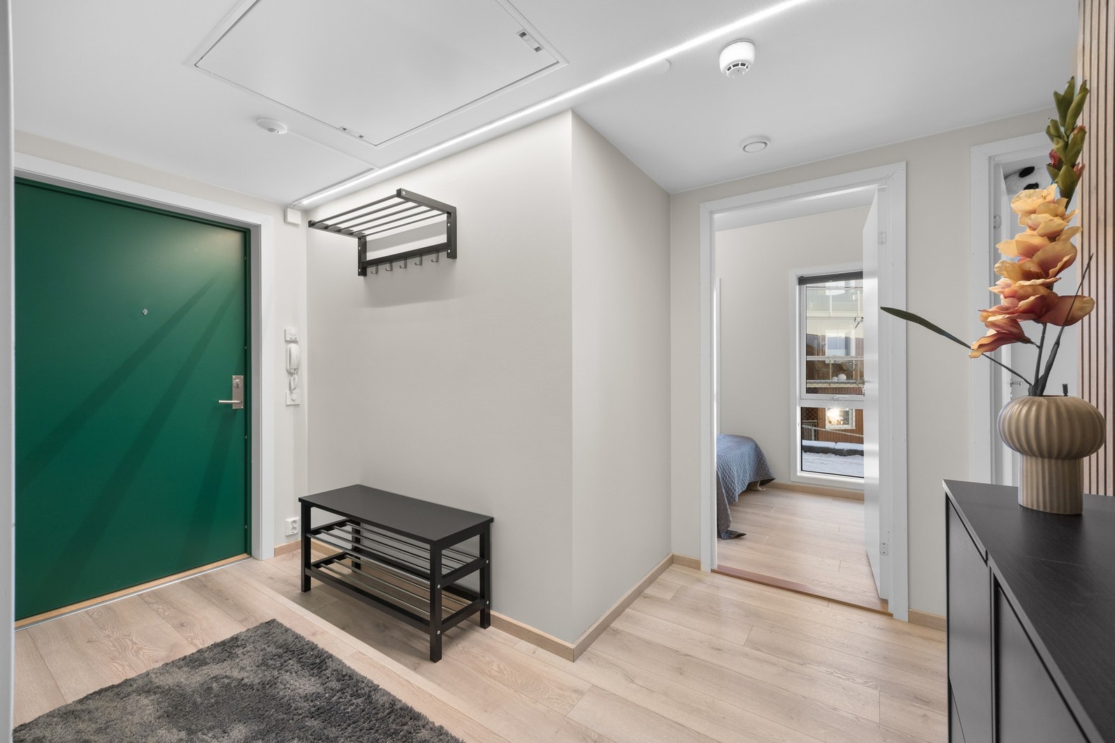 Entreen har en utmerket utforming med god plass til av-/påkledning, sittebenk o.l. Galleribilde