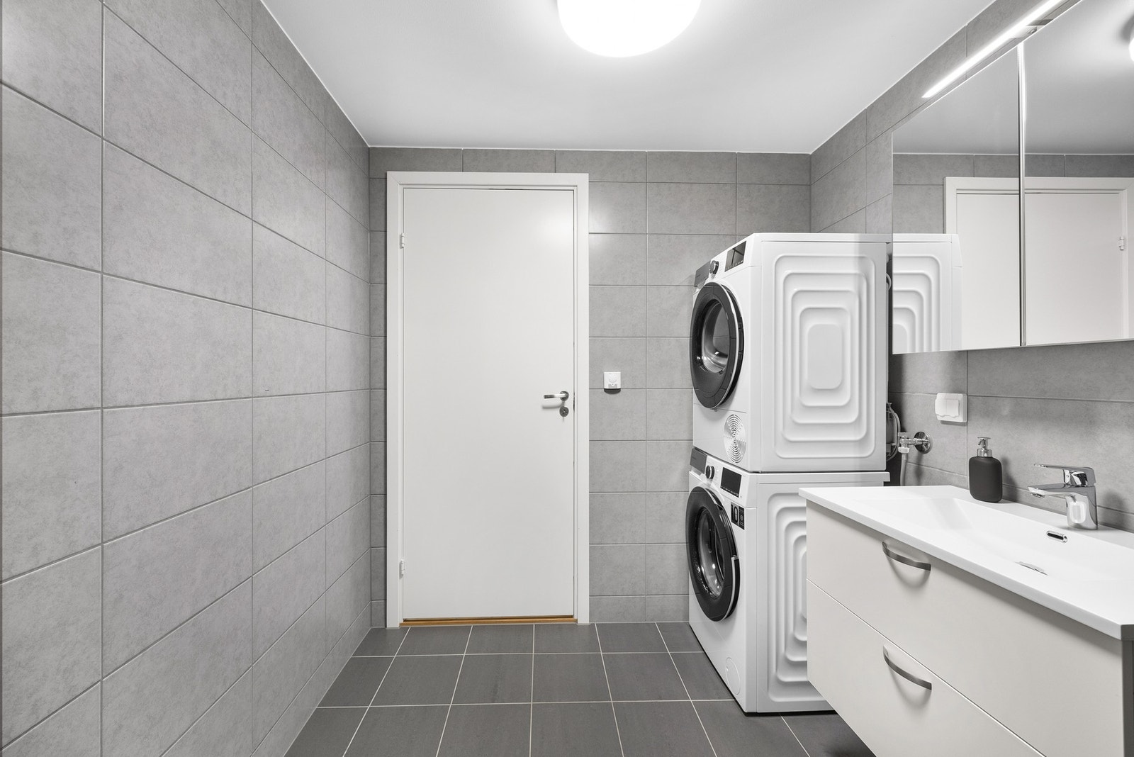 Her har du god plass til å møblere med ekstra skap/hylleløsning Galleribilde