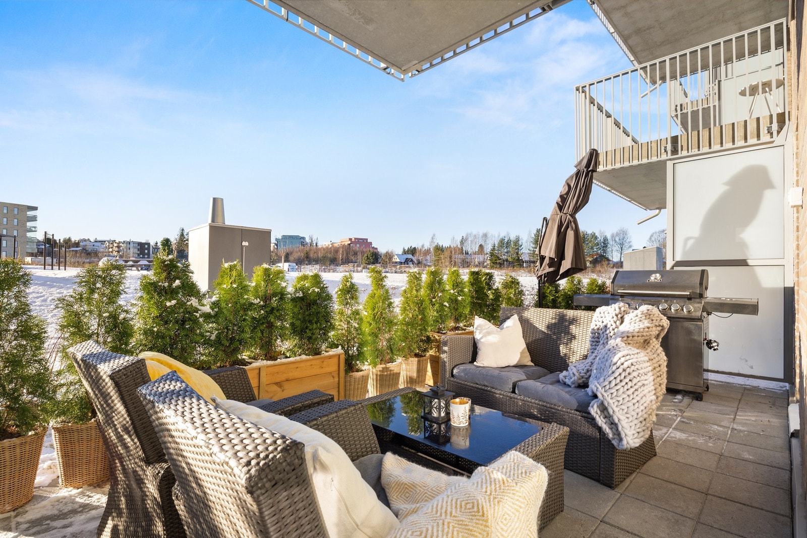 Stor sydvestvendt markterrasse på 21 kvm med ypperlige solforhold Galleribilde