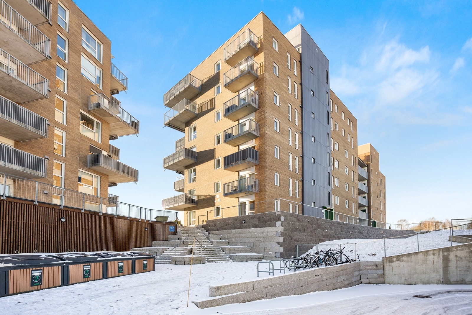 Pent opparbeidet uteområde med asfalterte internveier, gressplen, beplantning, sittebenker og tuftepark Galleribilde