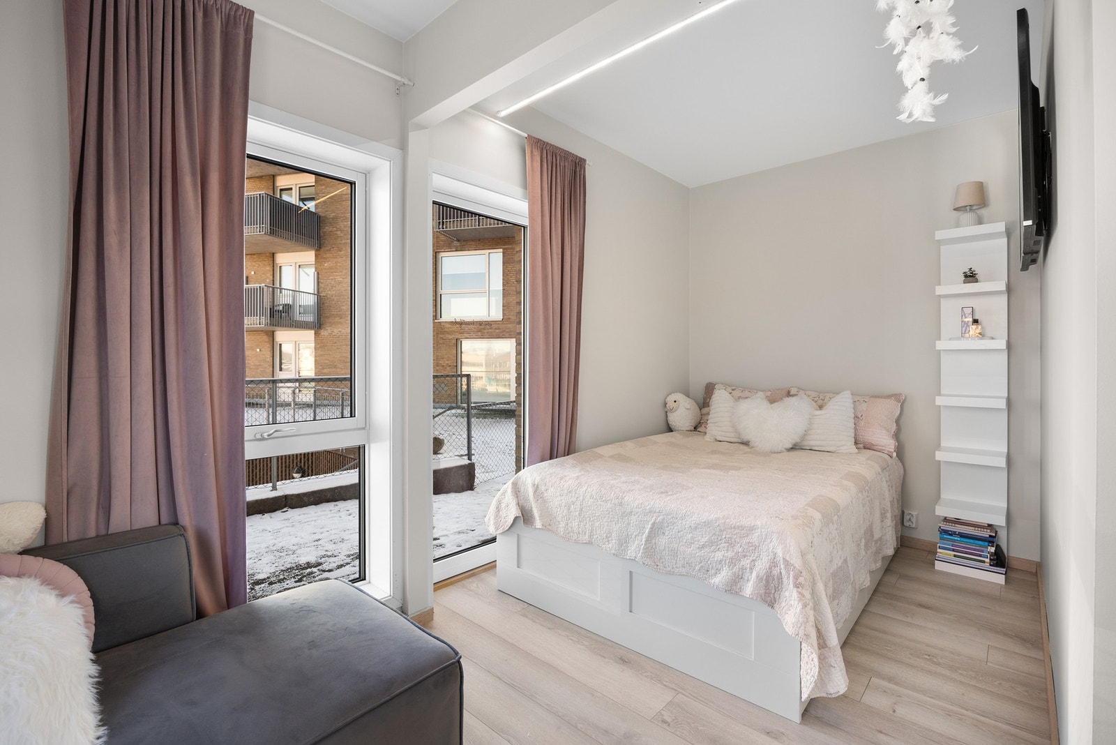 Soverom 2 med egen balkongdør og utgang. Perfekt til utleie av et rom eller for større barn Galleribilde