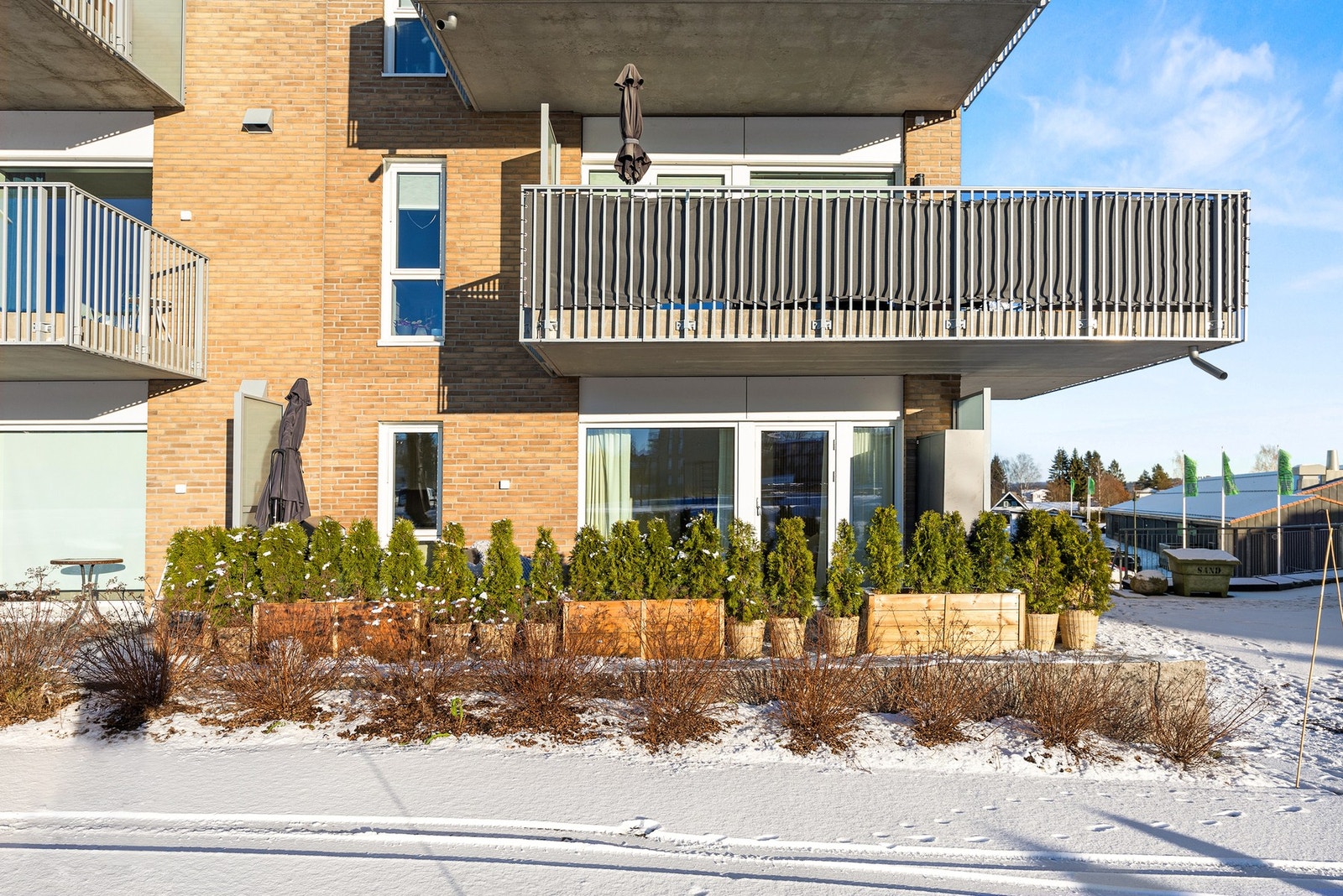 Perfekt plassering på hjørnet med stor uteplass og mulighet for enkel tilkomst Galleribilde