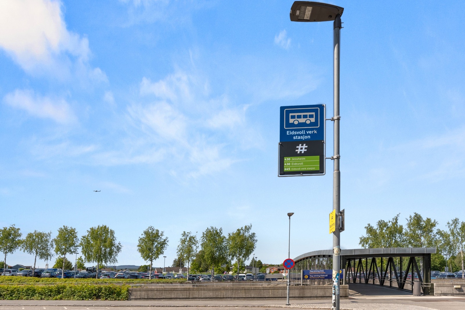 Det er flere bussholdeplasser i nærheten med bussruter mot blant annet Jessheim, Eidsvoll og Hurdal Galleribilde