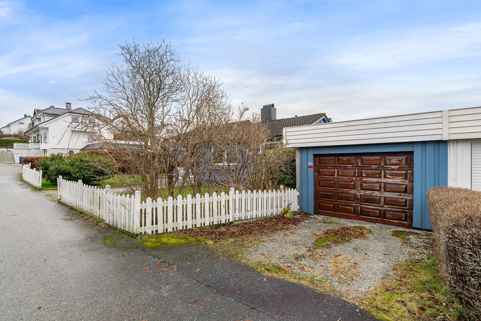 Parkering i garasje og på egen tomt. Galleribilde