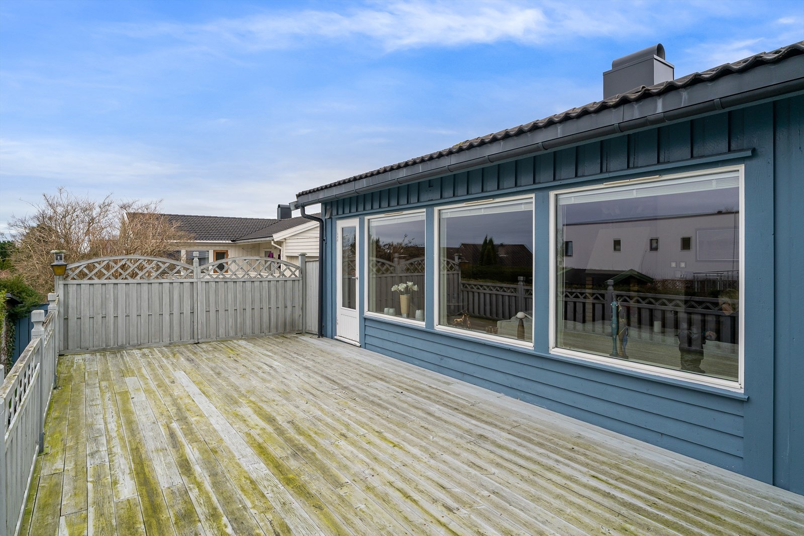 ra stuen har man også utgang til boligens terrasse og hage. Galleribilde