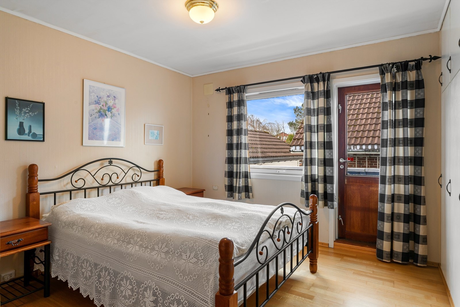 Hovedsoverom med utgang til balkong. Galleribilde