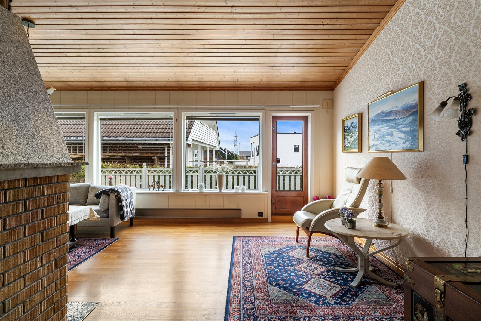 Gode vindusflater som slipper inn mye naturlig lys som sammen med varme fra vedovnen og den ekstra takhøyden er med på å skape en god romfølelse og atmosfære i rommet. Galleribilde