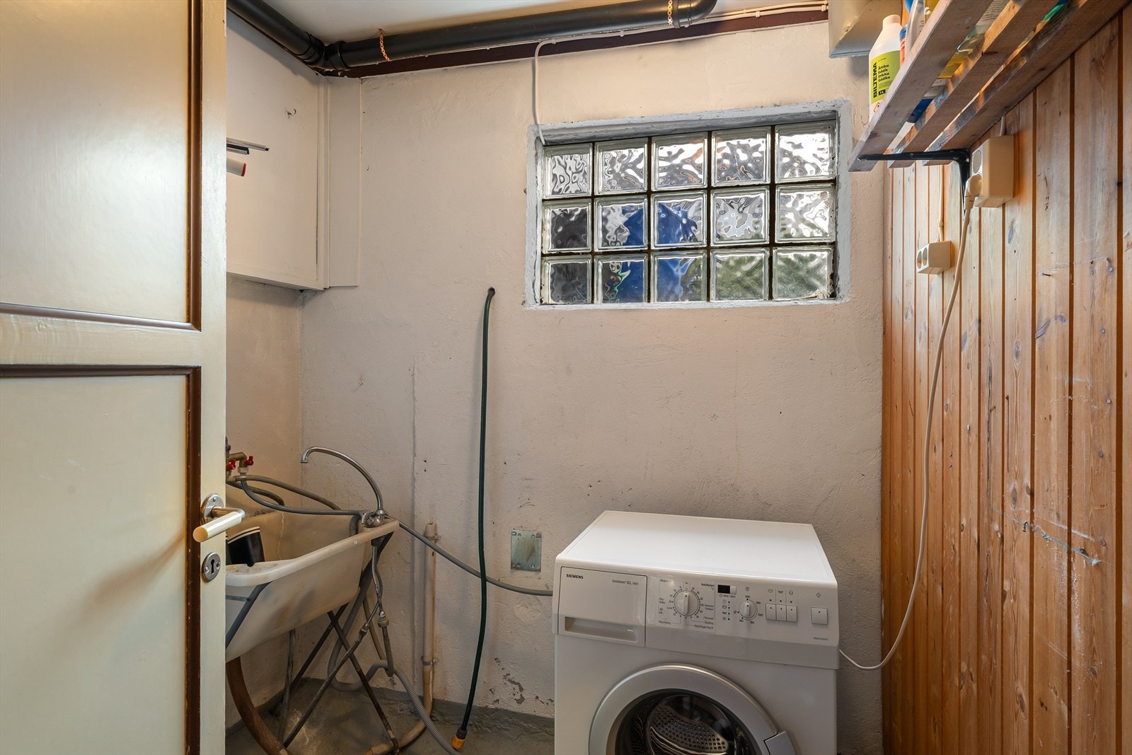 Kjelleren kan også vise til eget vaskerom med utslagsvask. Har man barn er dette også en perfekt plass til å ta av våte klær når man kommer hjem fra f.eks. fotballtrening eller sykkeltur. Galleribilde