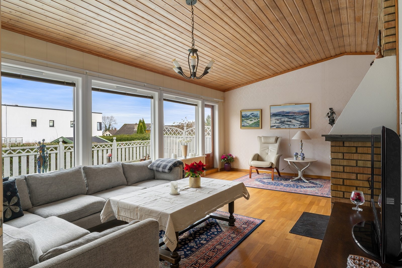 Gode vindusflater som slipper inn mye naturlig lys som sammen med varme fra vedovnen og den ekstra takhøyden er med på å skape en god romfølelse og atmosfære i rommet. Galleribilde