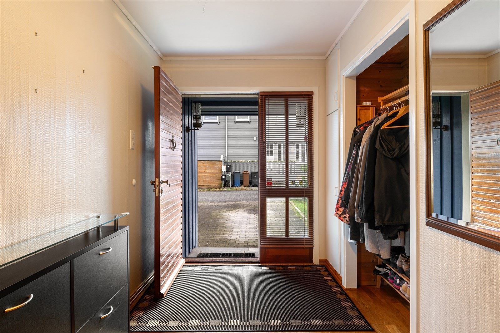 Entré/gang med god plass til å henge fra seg både yttertøy og sko. Galleribilde