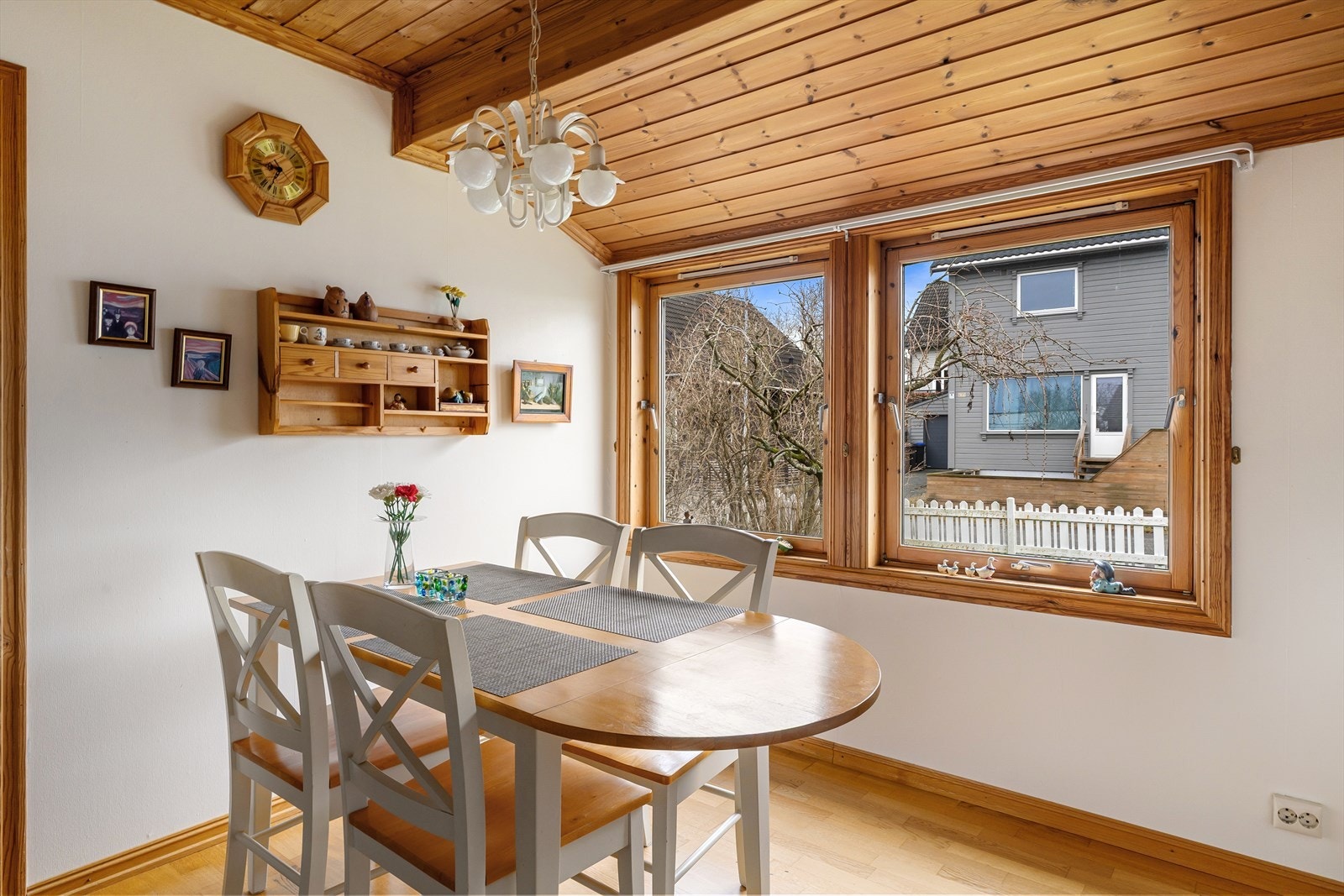 Selve rommet har plass til et lite spisebord og kan brukes som et oppholdsrom før man dekker på til middagen. Galleribilde