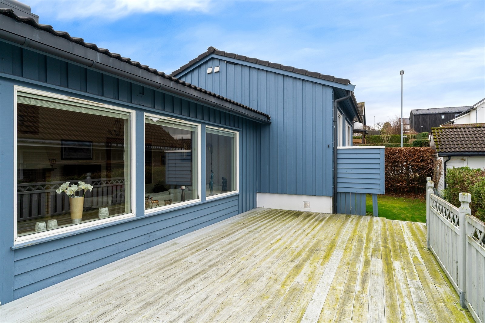 Uteområde er opparbeidet med terrasse, plen og hekk. Galleribilde