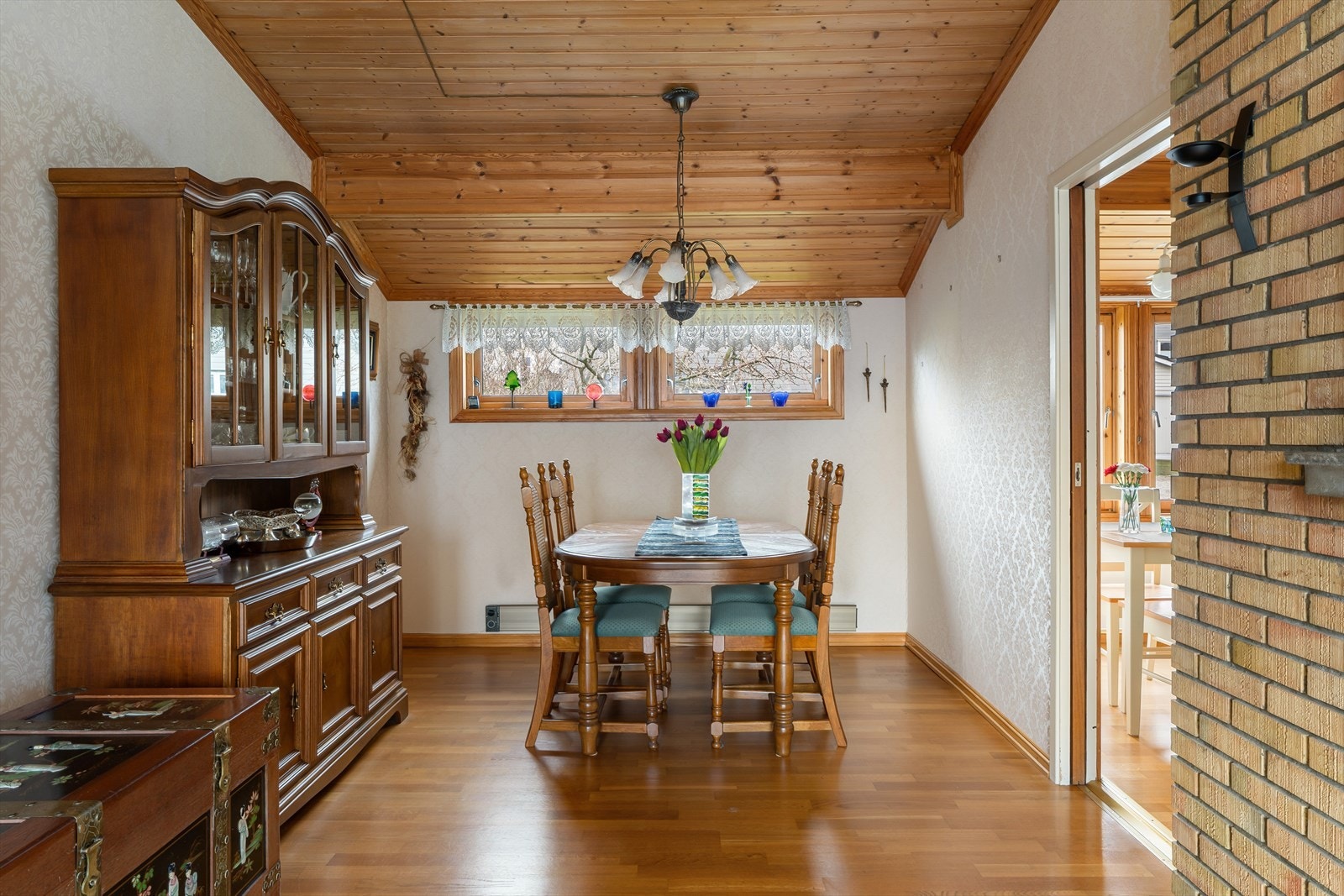 Stue som er lys og trivelig med svært god plass til både sofagruppe og spisebord. Galleribilde