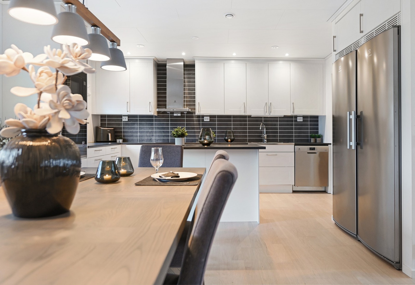 Det flotte og praktiske kjøkkenet er gjennomtenkt innredet og tilpasset boligen. Galleribilde