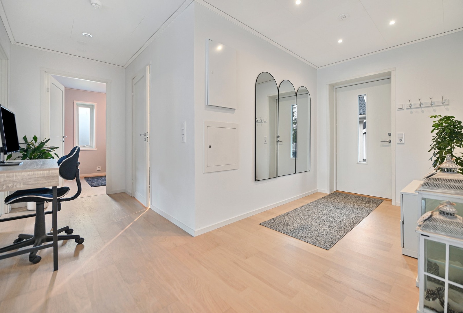 Hallen gir et godt inntrykk av boligen. Galleribilde