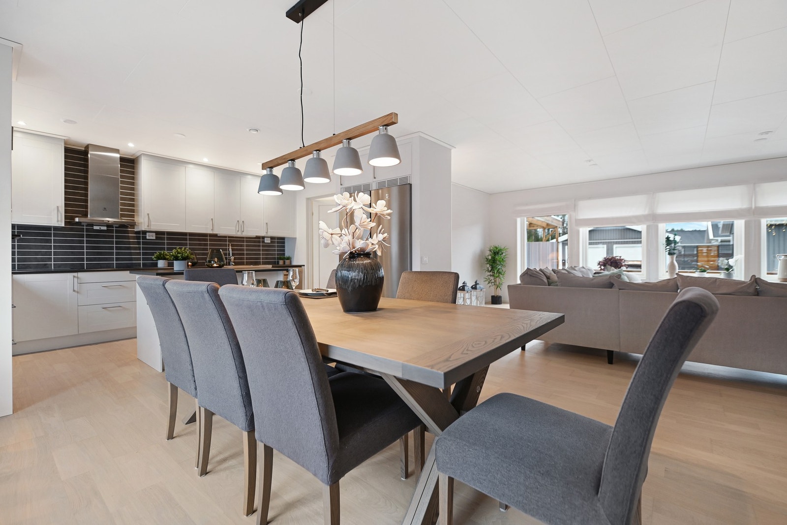 Boligen har åpen stue- og kjøkkenløsning. Galleribilde