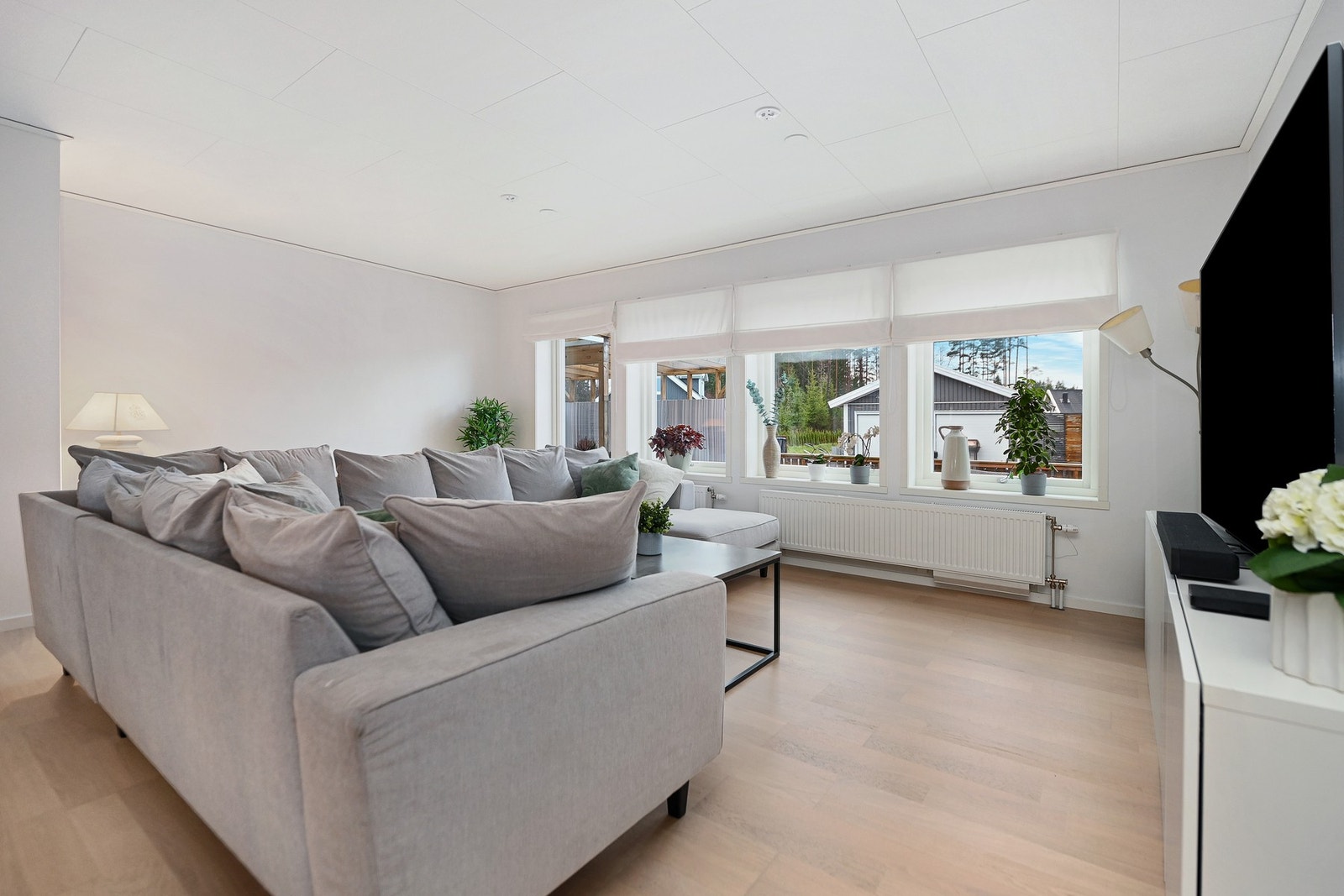 De store vindusflatene åpner opp og skaper en veldig god romfølelse. Galleribilde