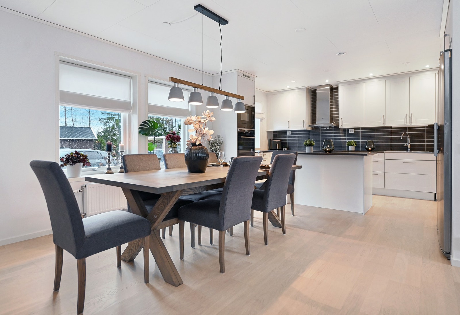 Spisestuen er praktisk plassert i overgangen mellom stuen og kjøkkenet. Galleribilde