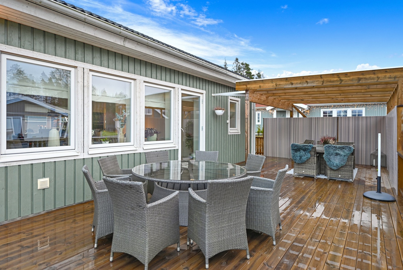 ra stuen er det utgang til terrasse på 64 m². Store deler av sommerhalvåret står døren oppe og terrassen blir som et ekstra rom. Galleribilde