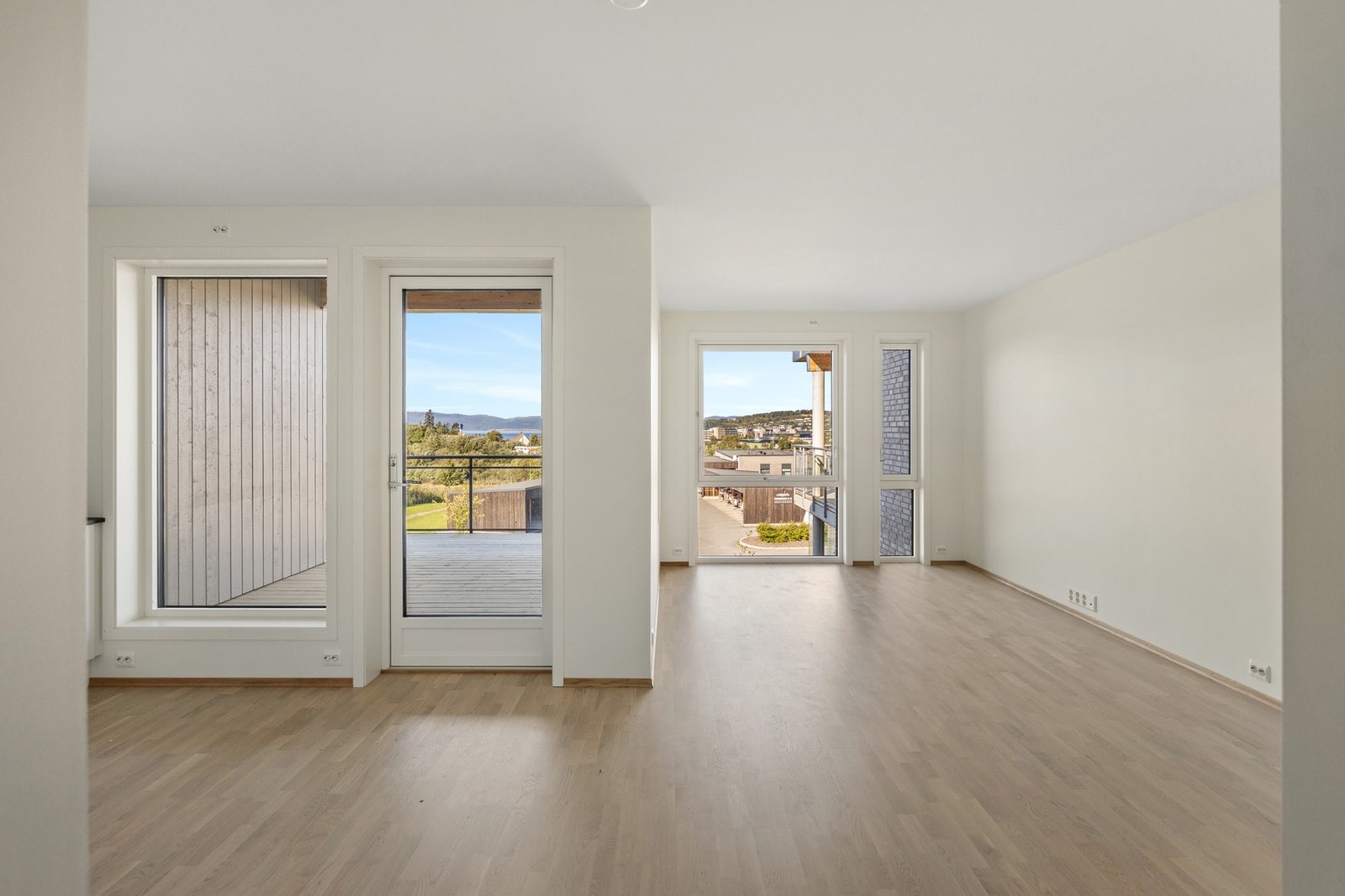 Generøse vindusflater som slipper inn godt med dagslys og lar utsikten stå i fokus! Galleribilde