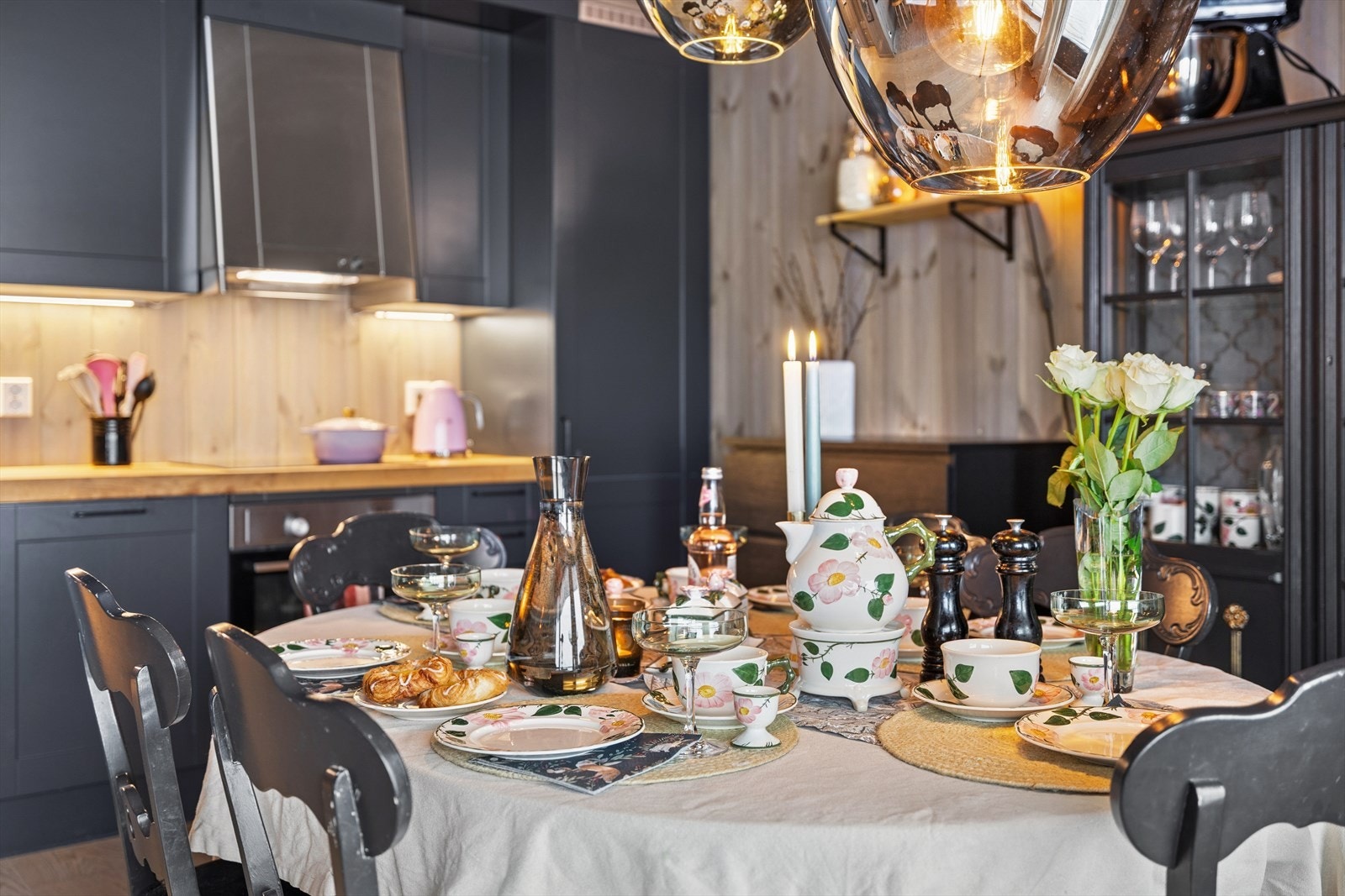 Kjøkkendelen gir plass til spisebord, og skaper et naturlig samlingspunkt for gode måltider Galleribilde