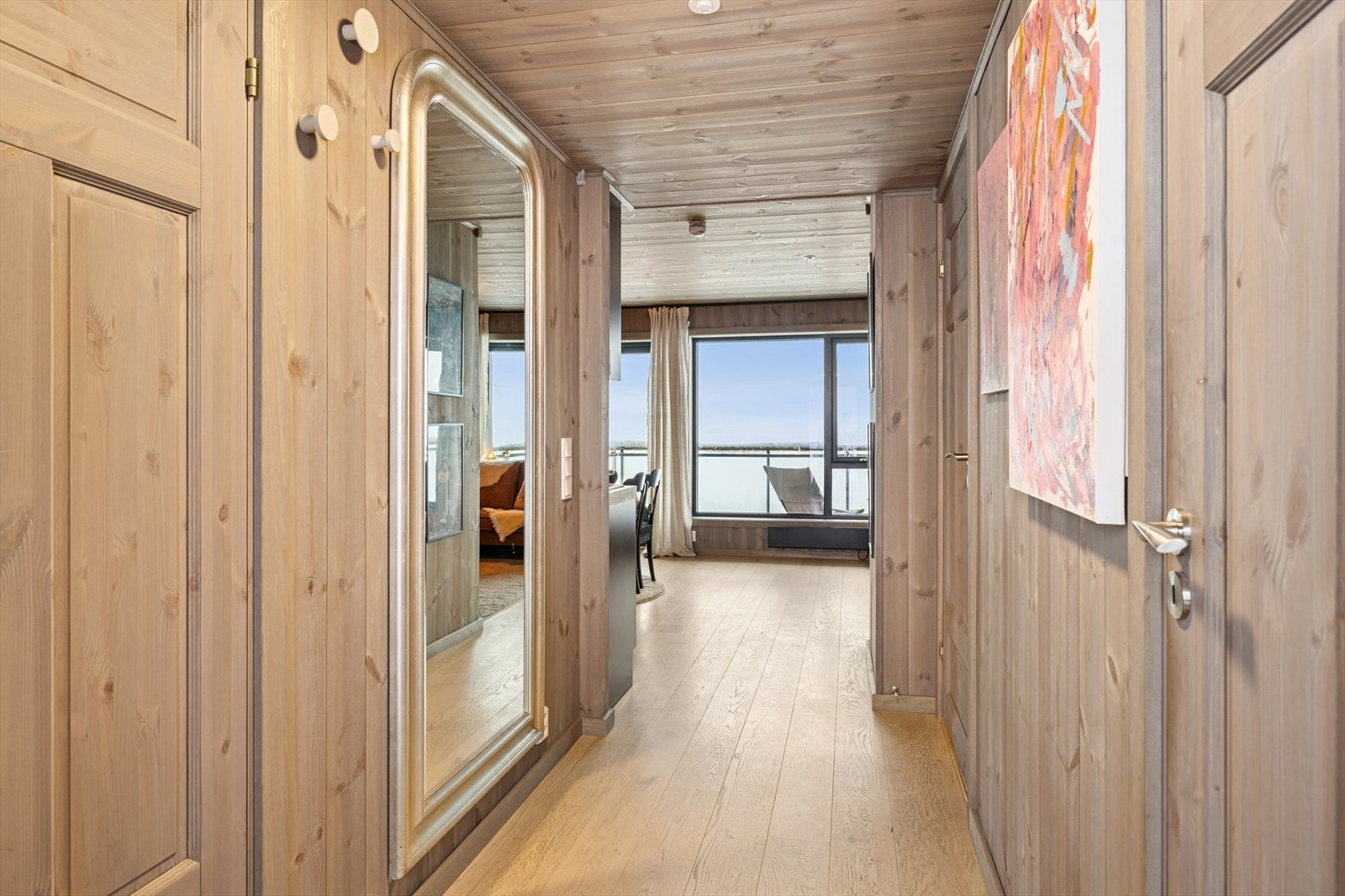 En koselig og elegant gang som ønsker deg velkommen videre inn i leiligheten. Galleribilde