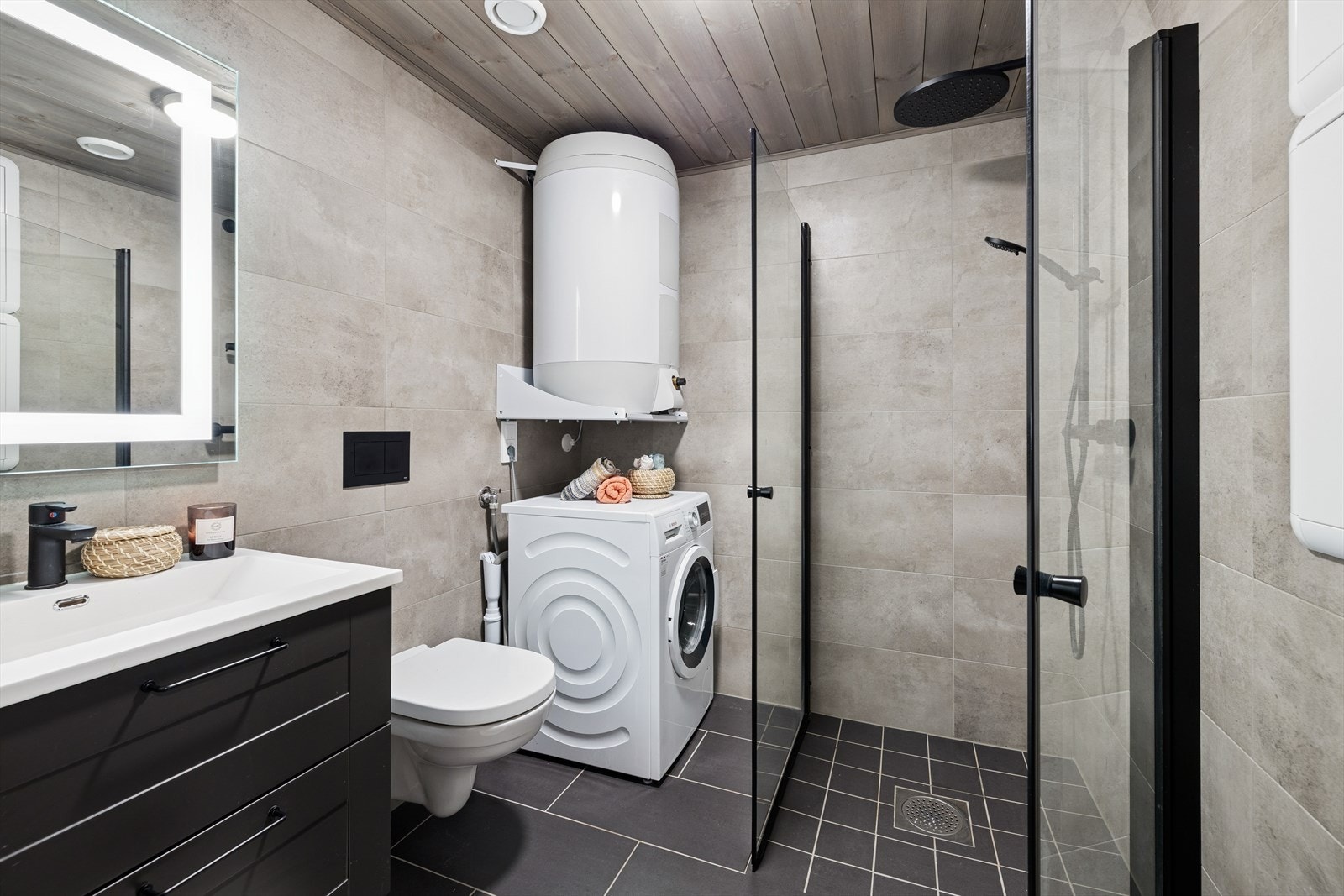 Badet er delikat og praktisk med flotte fliser og moderne baderoms innredning. Galleribilde