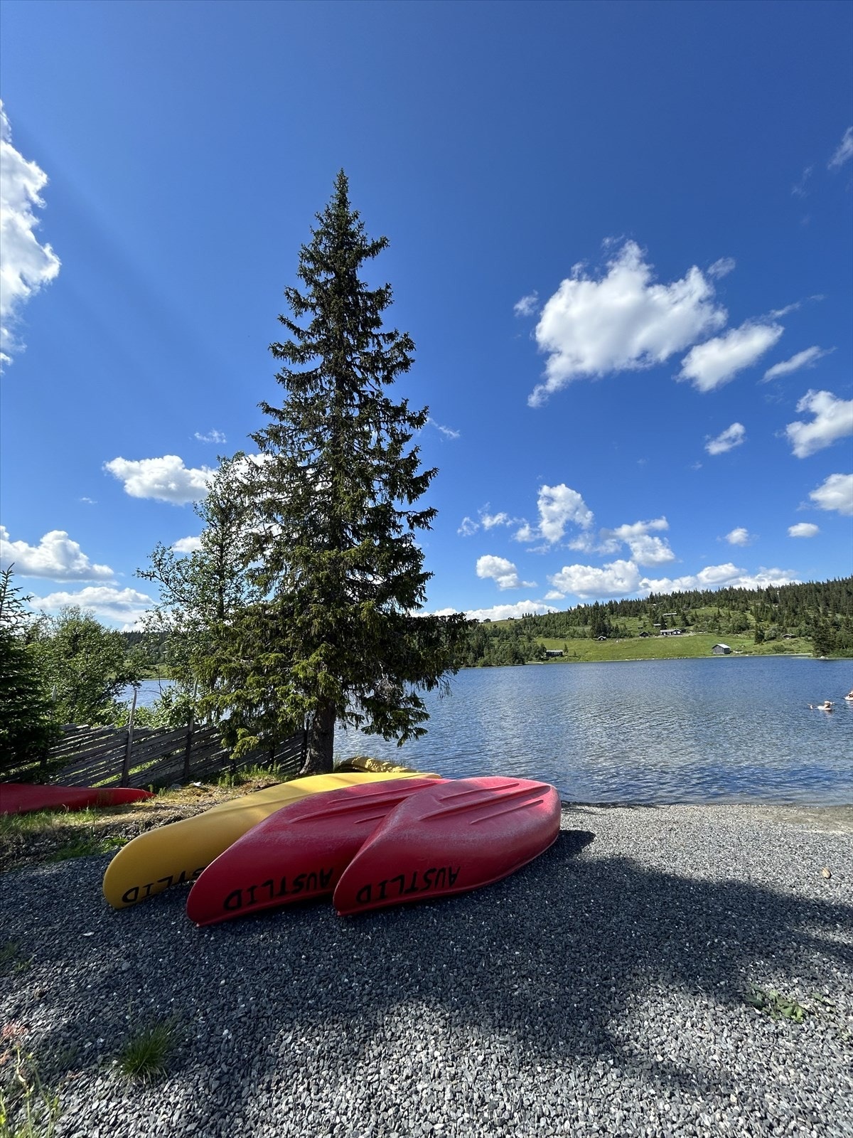 Padleentusiaster kan utforske rolig vann med kano eller kajakk på Skeikampen Galleribilde