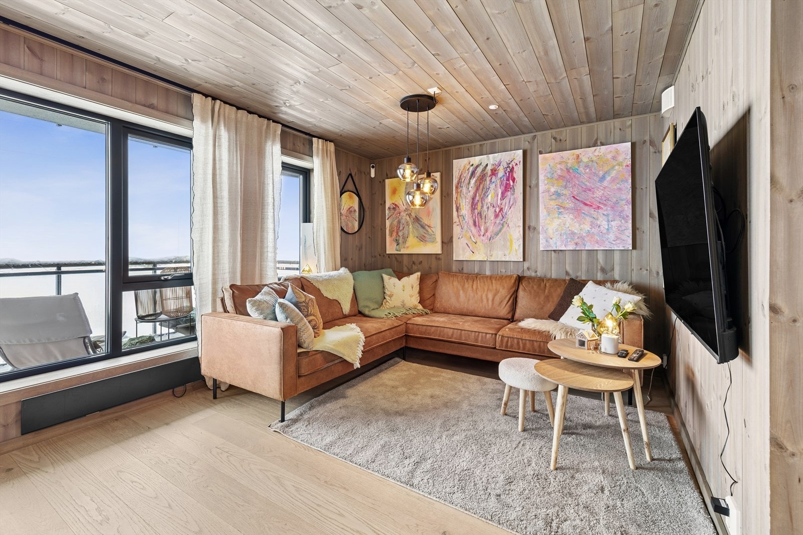 Moderne og romslig stuedel med sømlig overgang til kjøkkenet, perfekt for sosialt hverdagsliv. Galleribilde