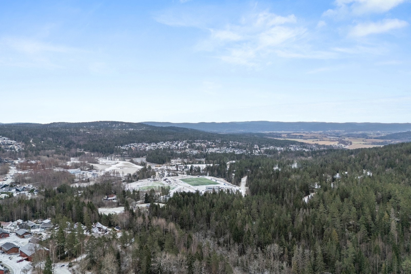 Konnerud har et bredt spekter av fritids- og idrettstilbud, med idrettsanlegg og flotte turmuligheter innover i marka. Galleribilde